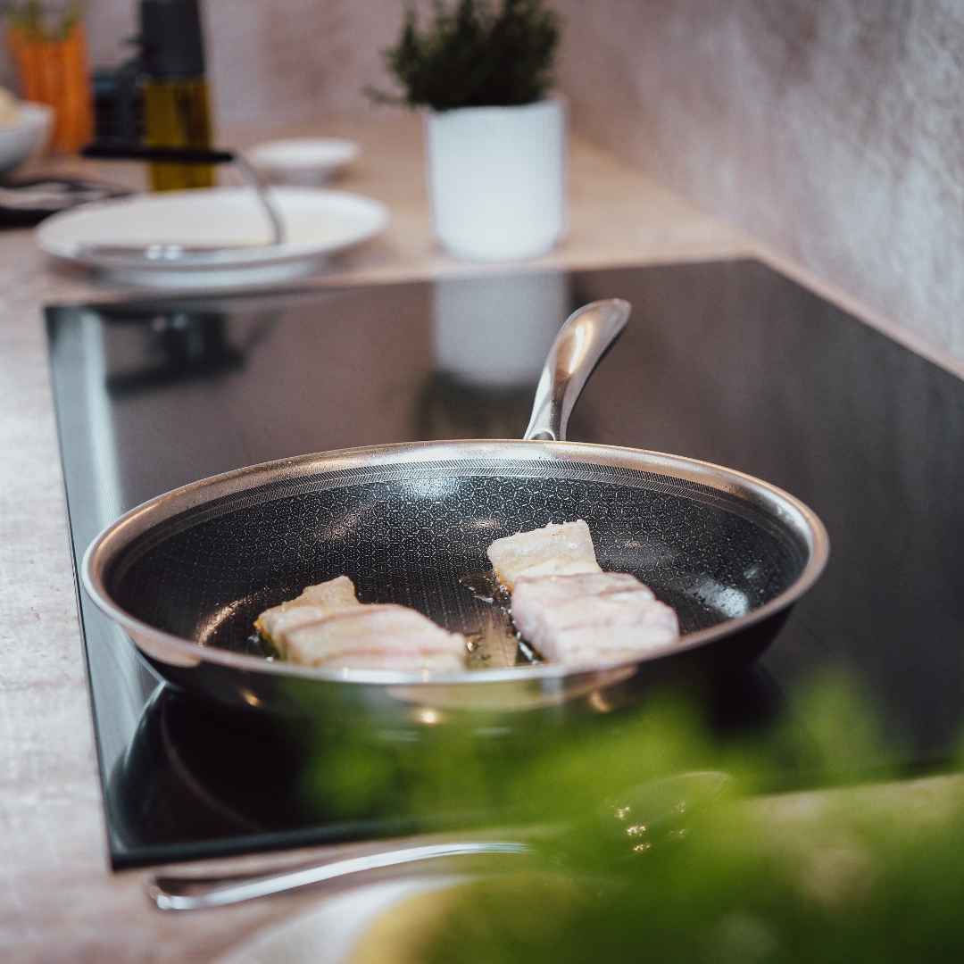 Kalaa paistumassa hybridipannulla