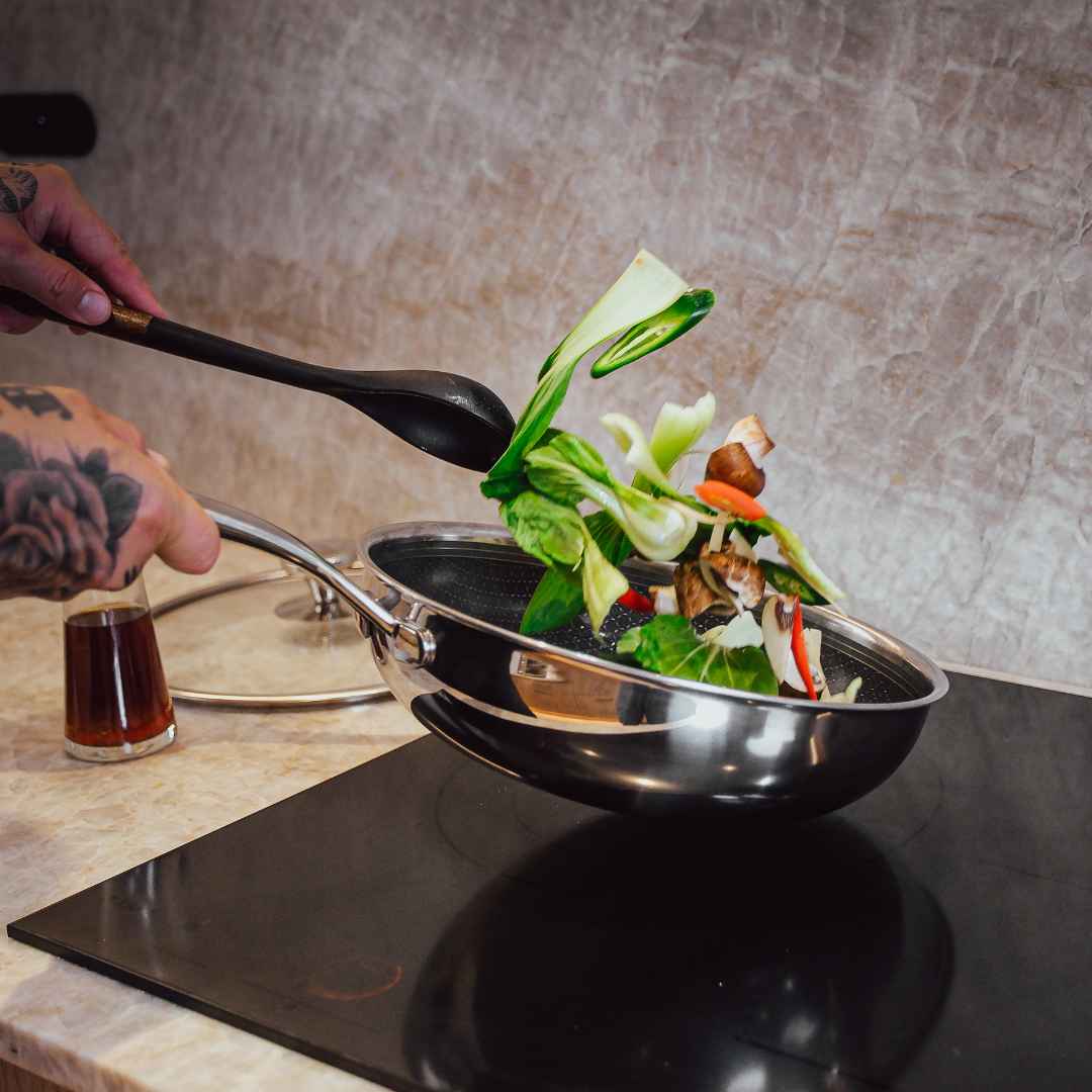Hybridi-wok käytössä