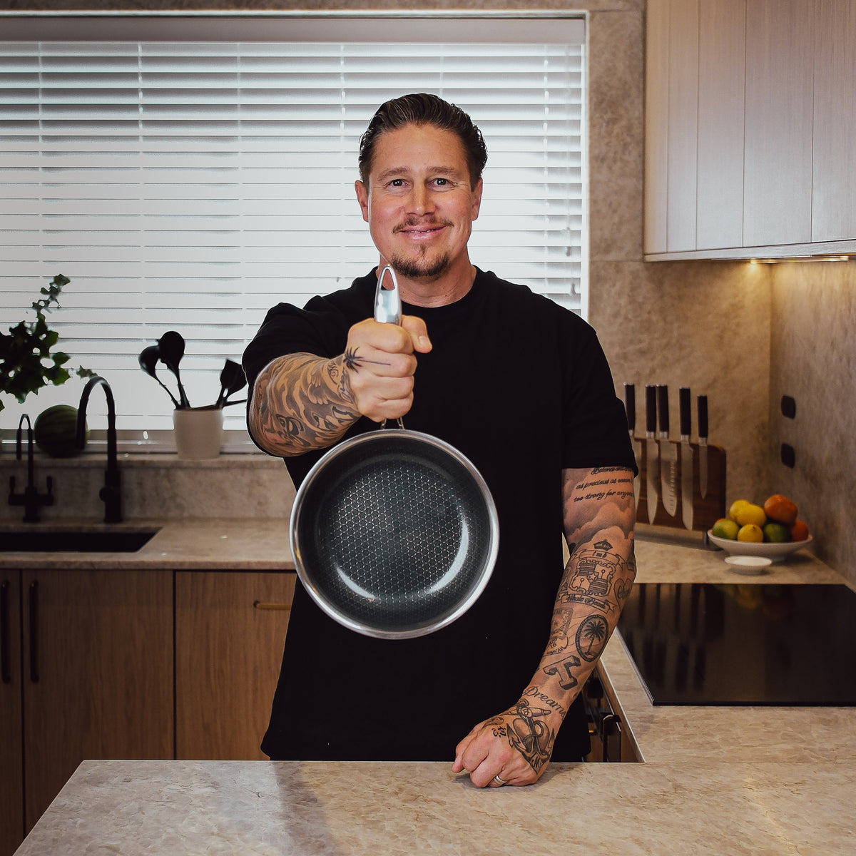 Tomi Björck ja hybridi-paistinpannu Ø20 cm