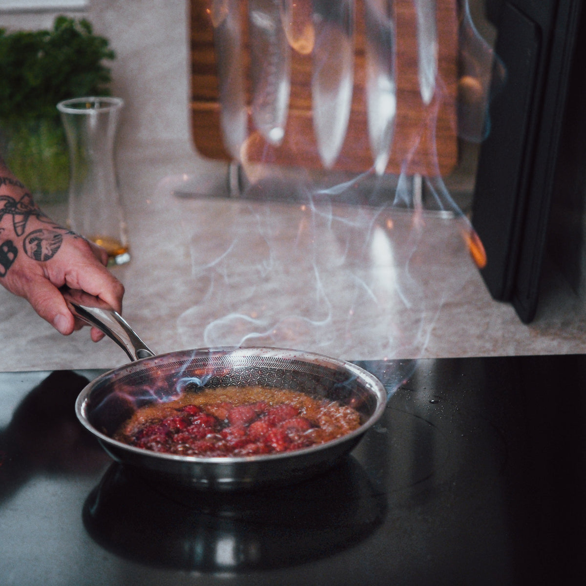 Hybridipaistinpannu Ø20 cm käytössä liedellä