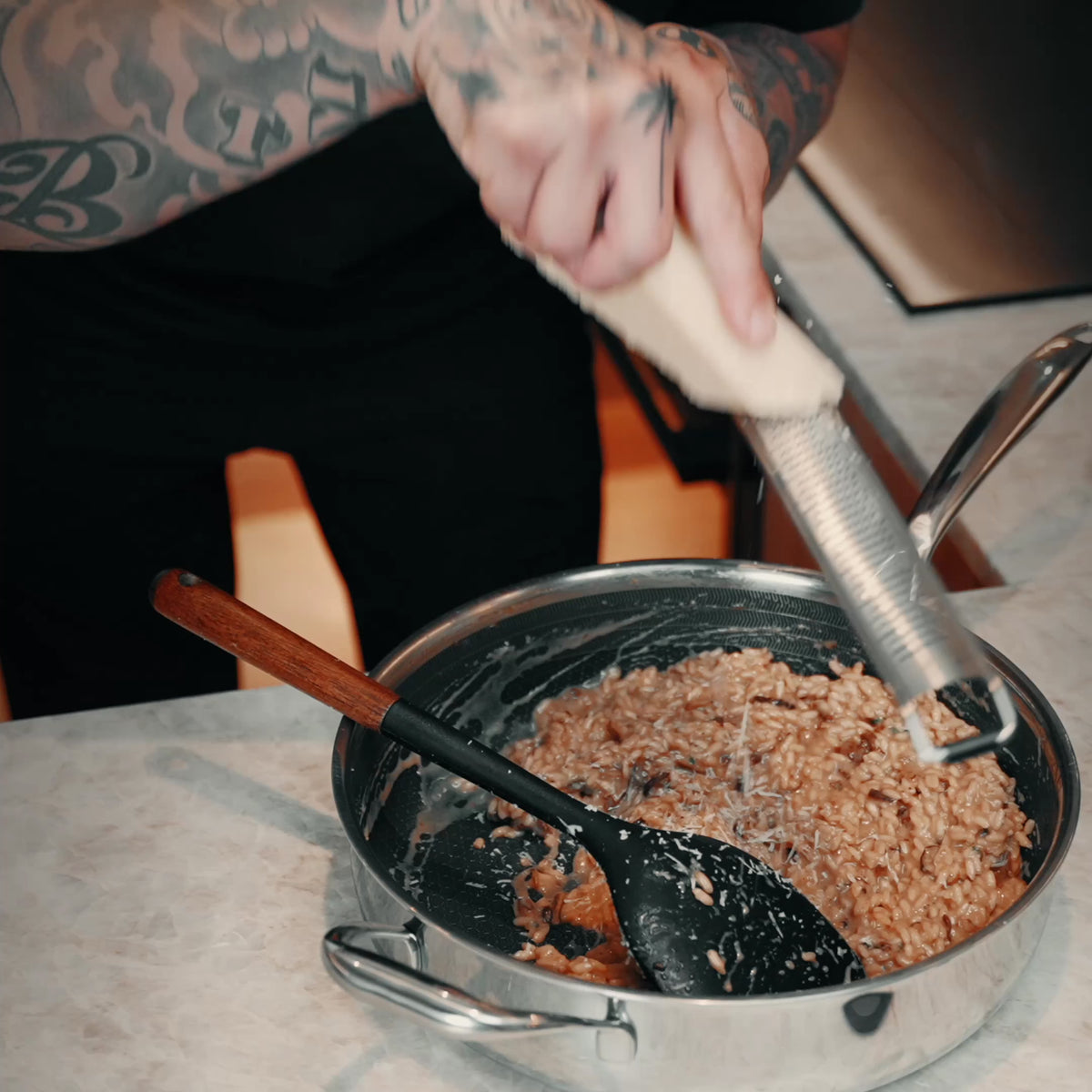 Lataa video: Hybridi-sautépannu Ø28 cm – esittelyvideo