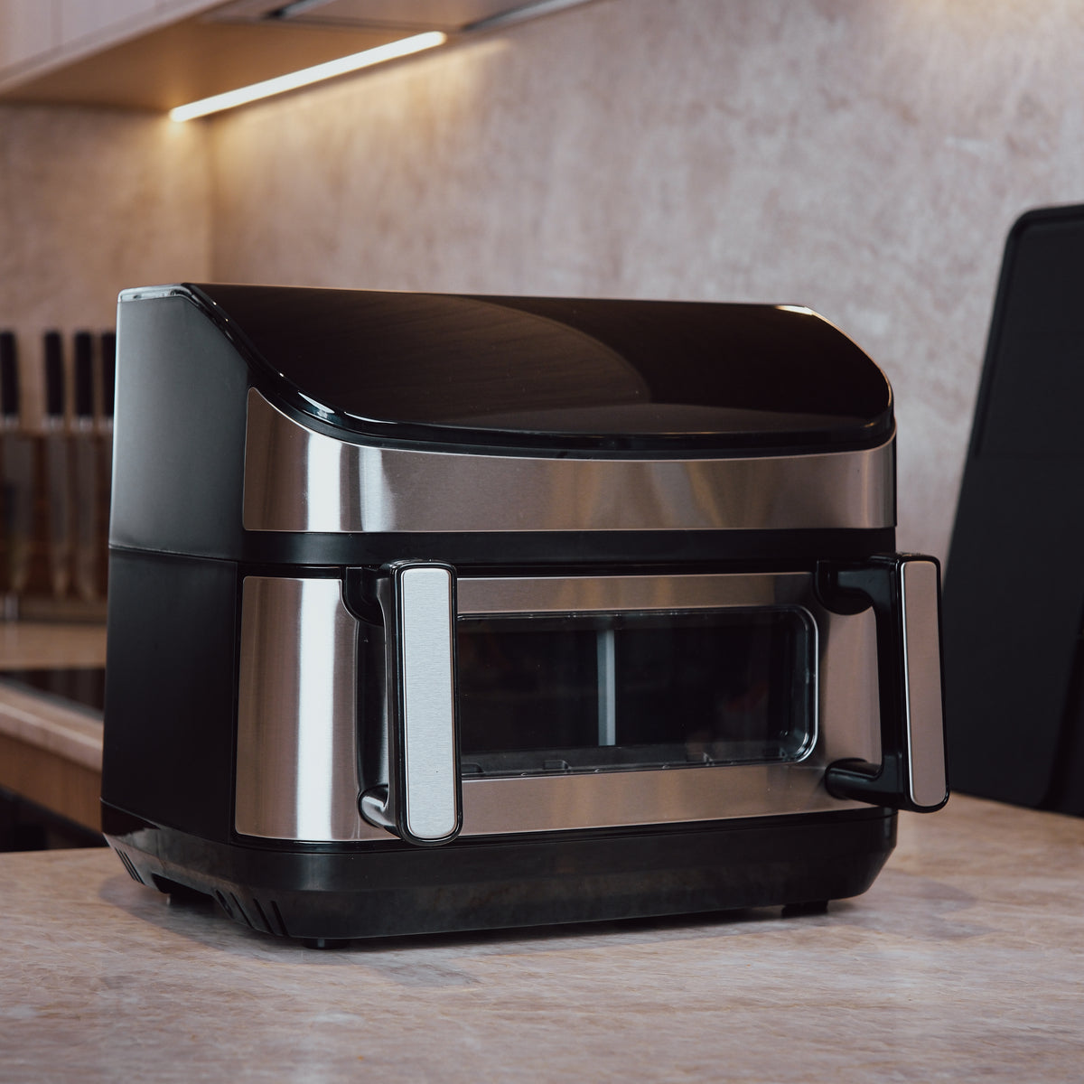 Airfryer keittiön työtasolla