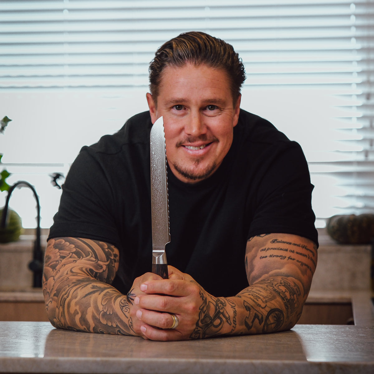 Tomi Björck pitelee Damascus-leipäveistä
