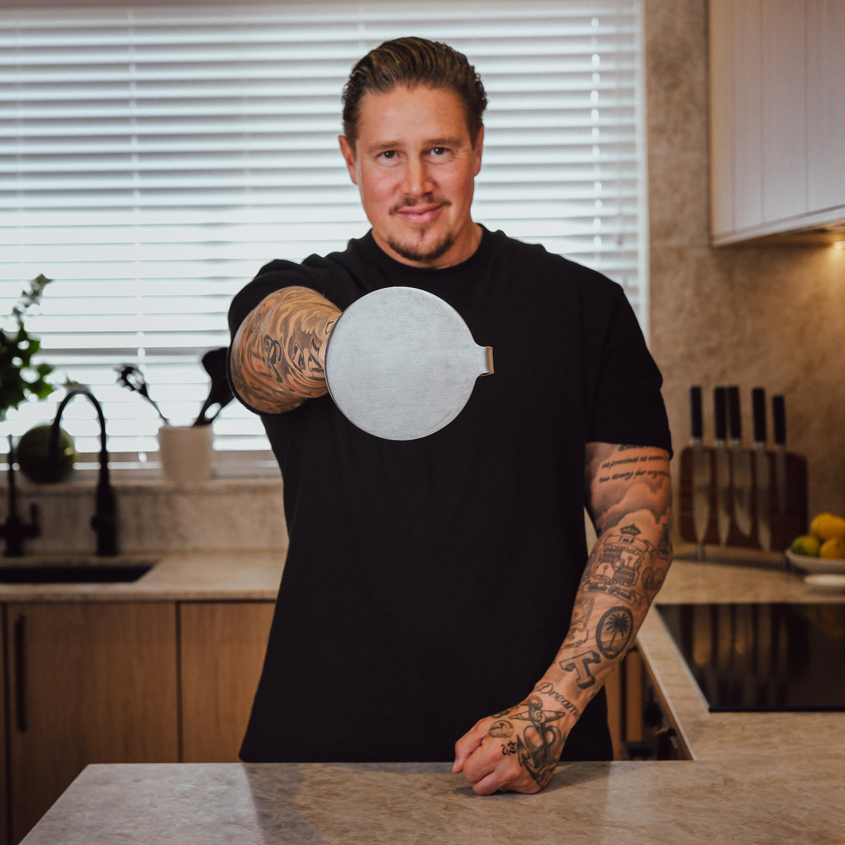 Tomi Björck pitelee pihviprässiä