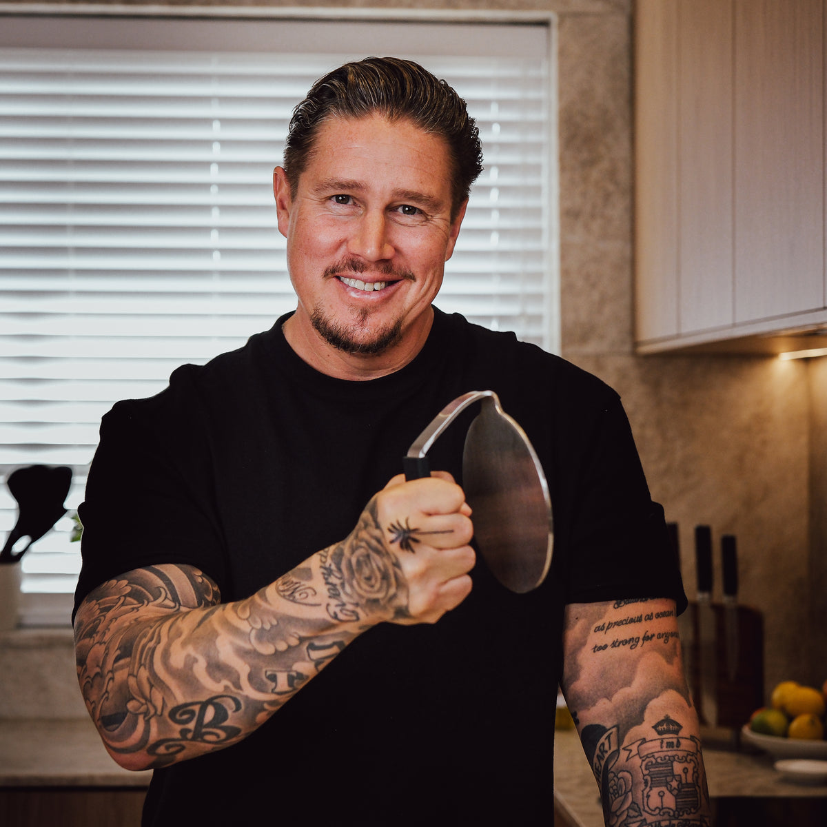 Tomi Björck ja pihviprässi keittiössä
