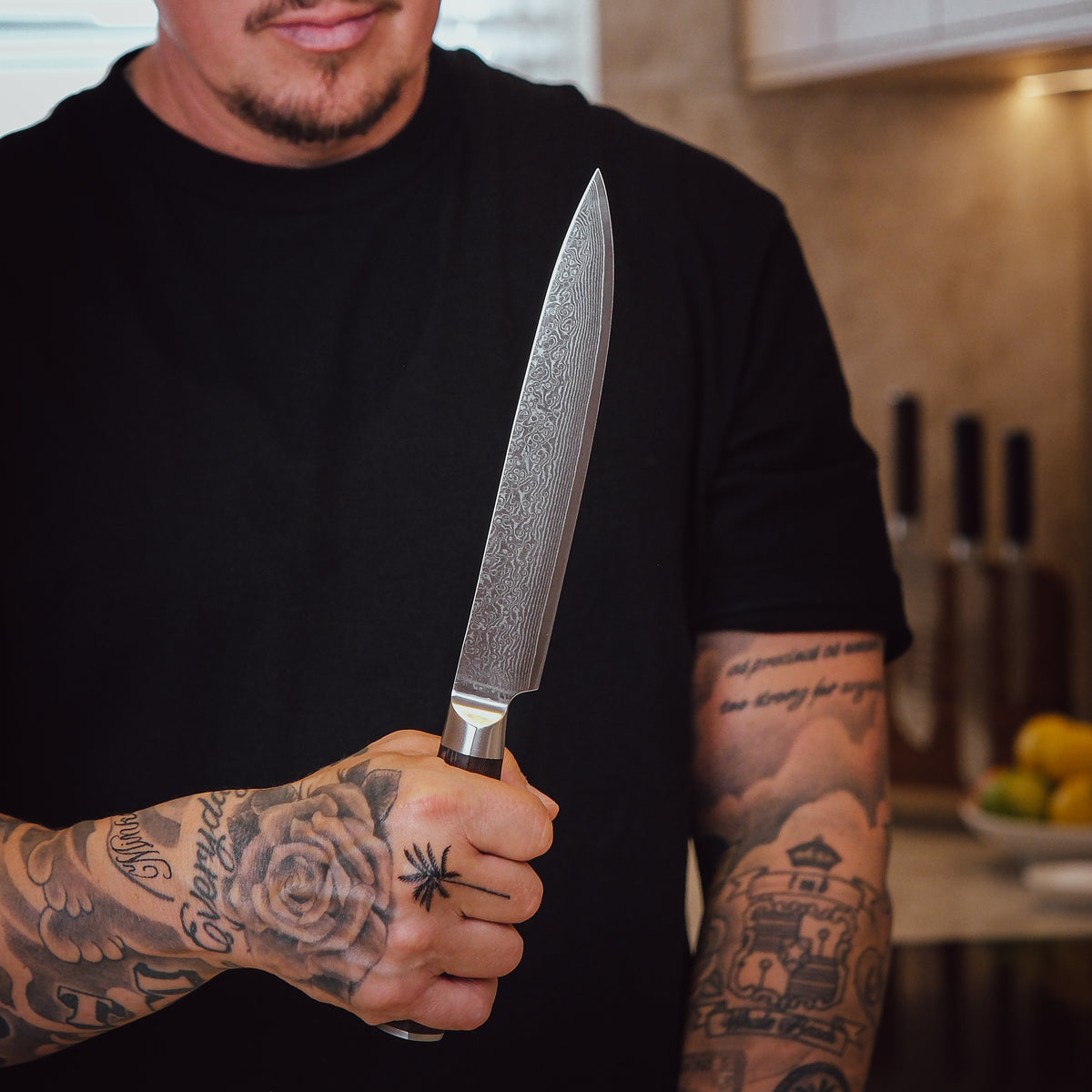Tomi Björck pitelee Damascus-paloitteluveistä