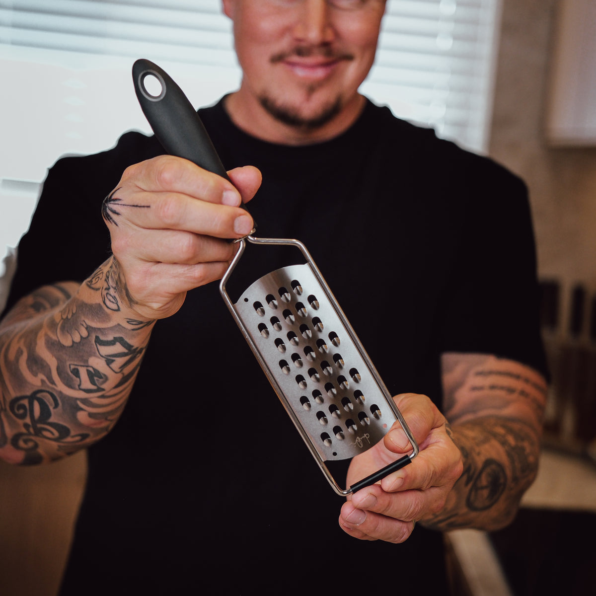 Tomi Björck pitelee karkeaa raastinta