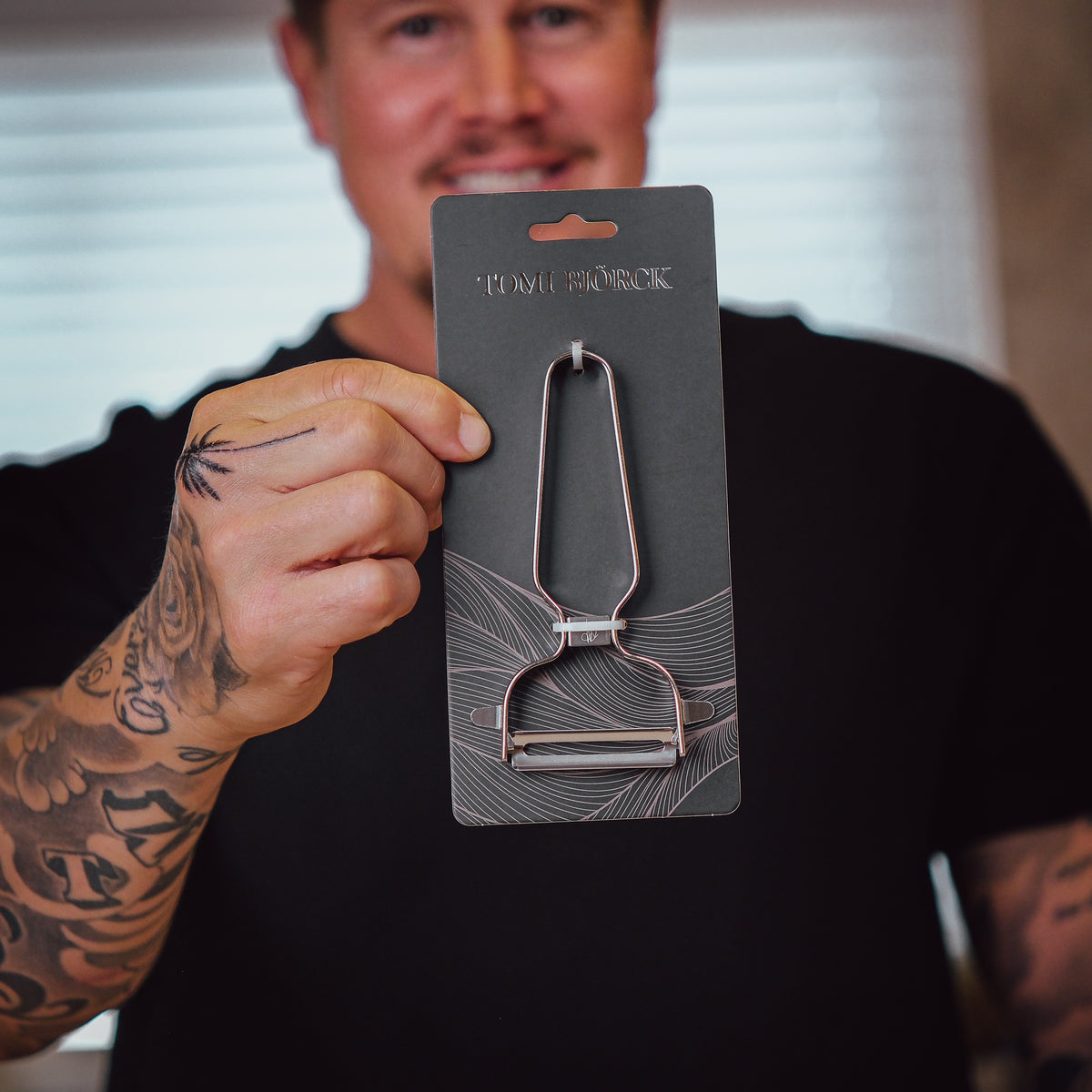Tomi Björck ja kuorimaveitsi pakkauksessaan