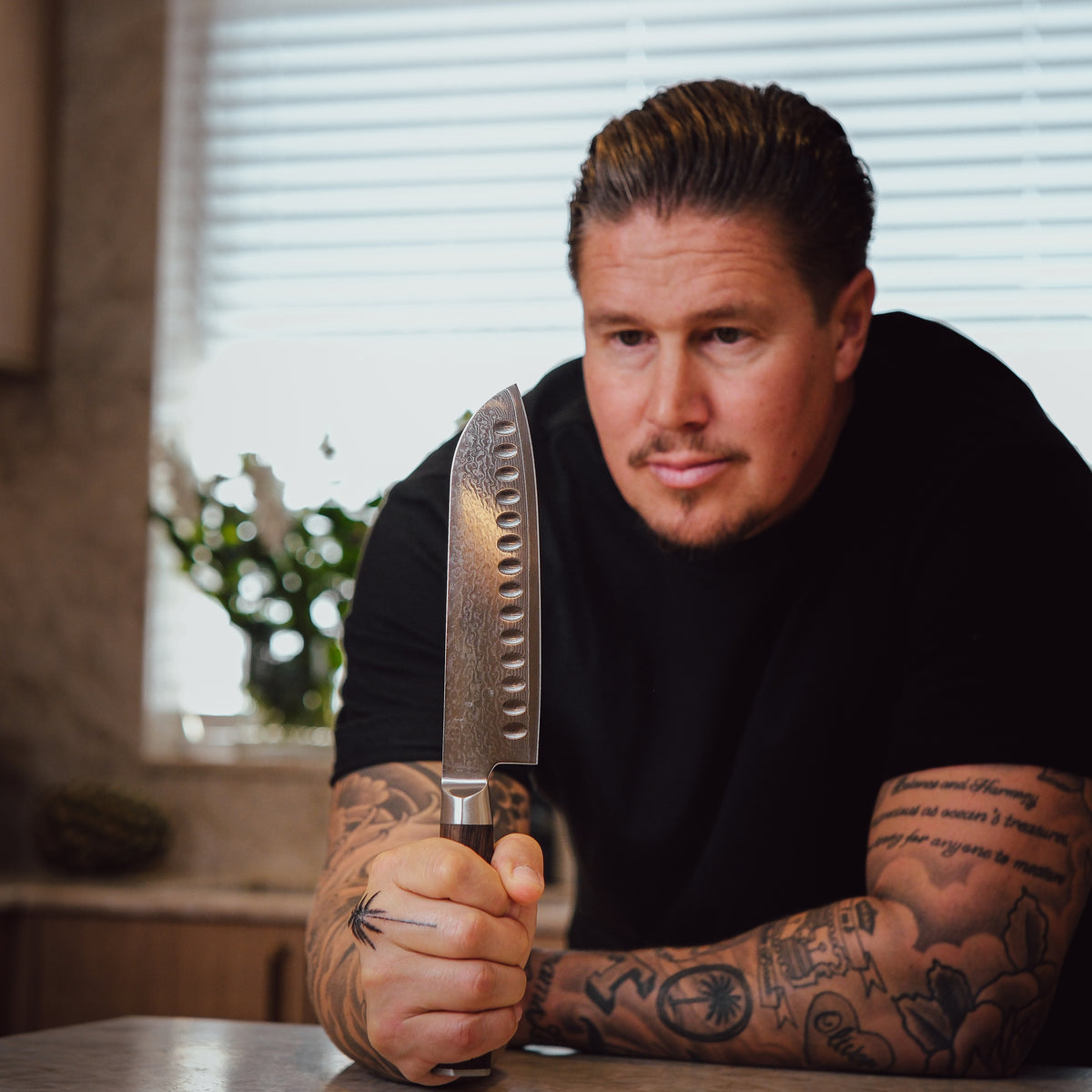 Tomi Björck pitelee Damascus-santokuveistä