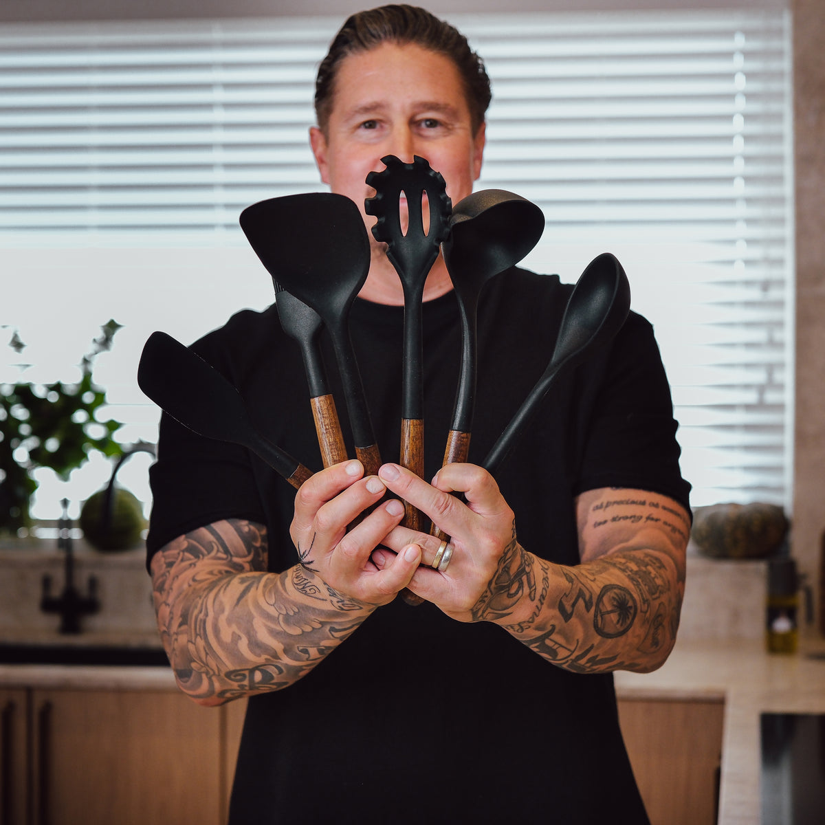 Tomi Björck ja premium-keittiövälinesetti