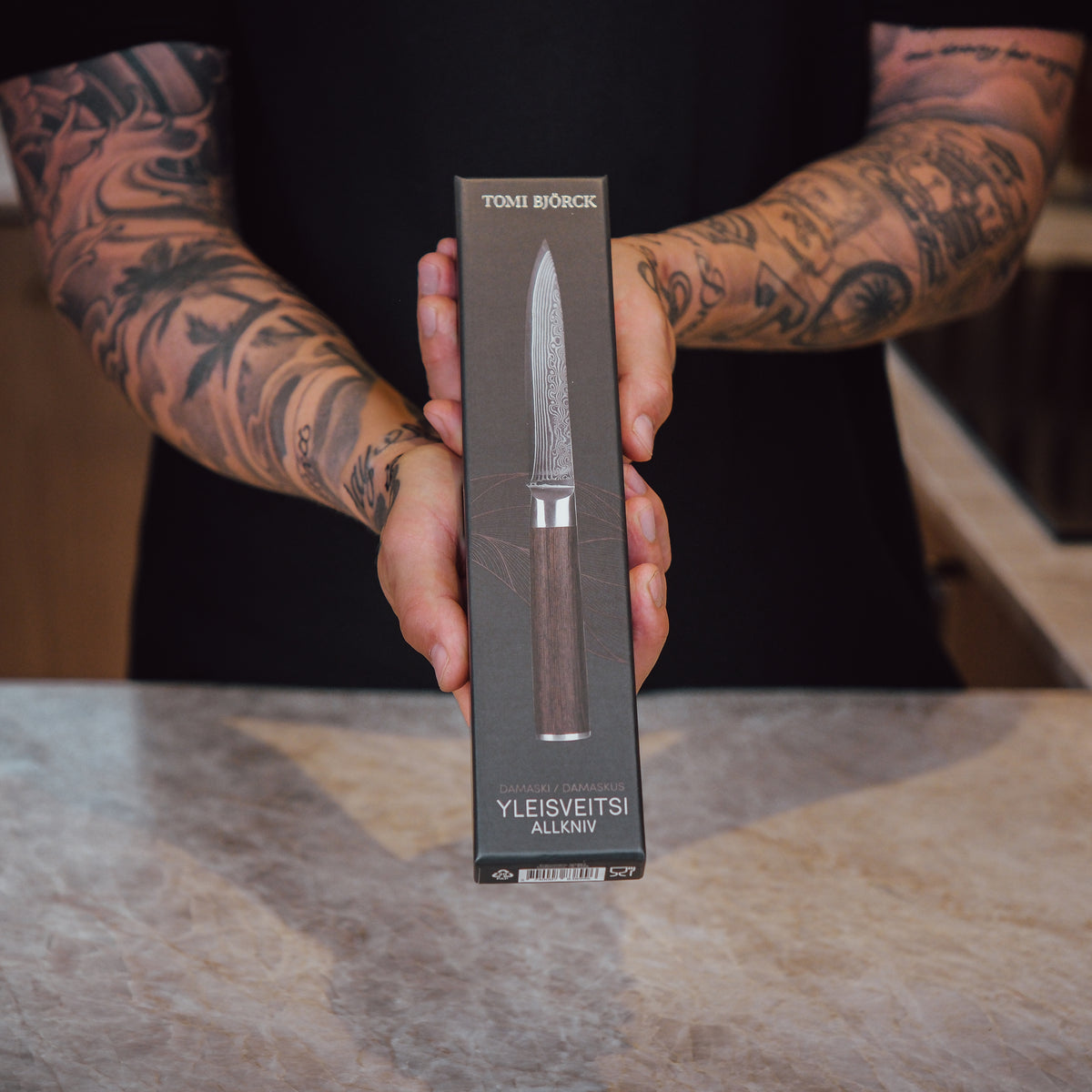 Tomi Björck ja Damascus-yleisveitsi pakkauksessaan