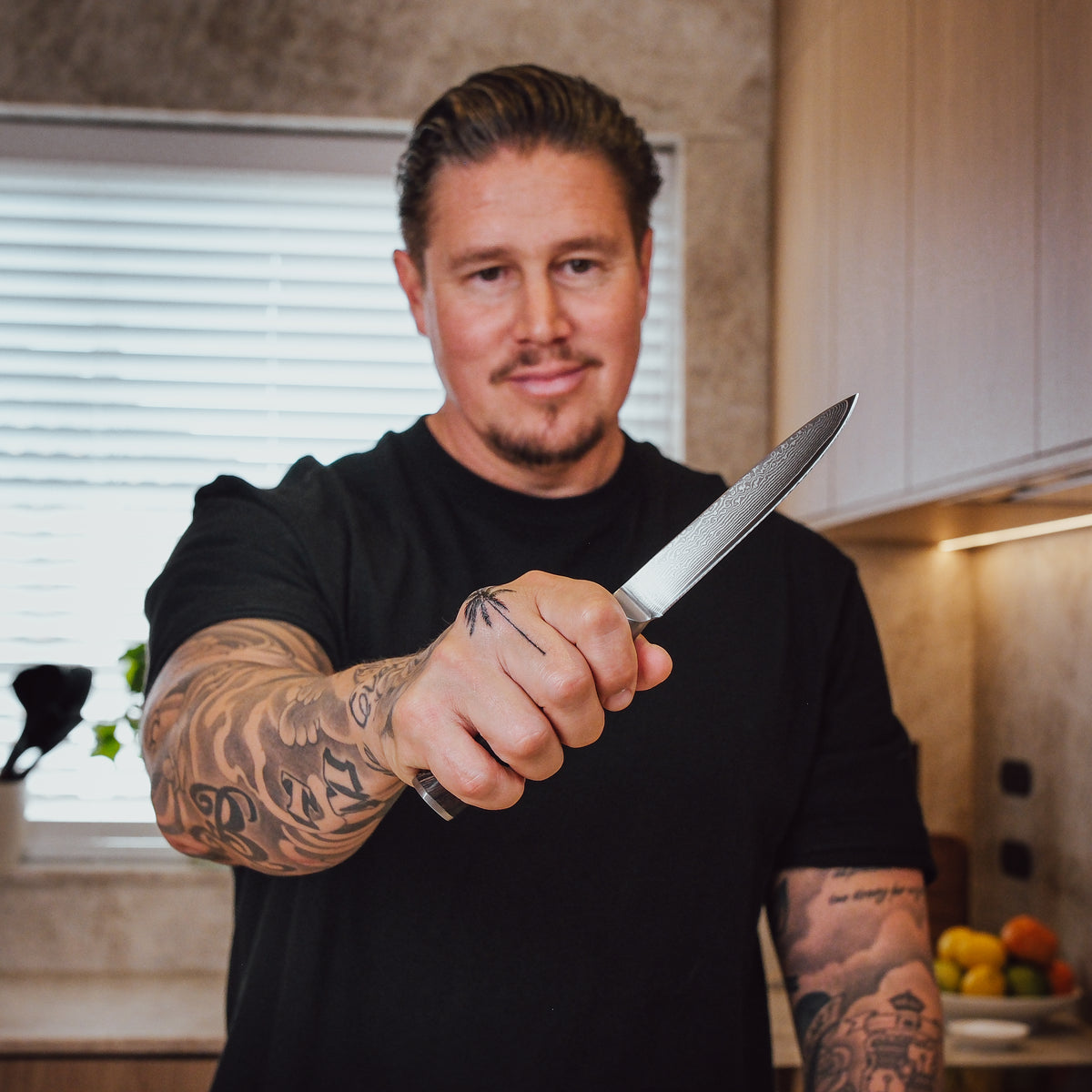 Tomi Björck pitelee Damascus-yleisveistä