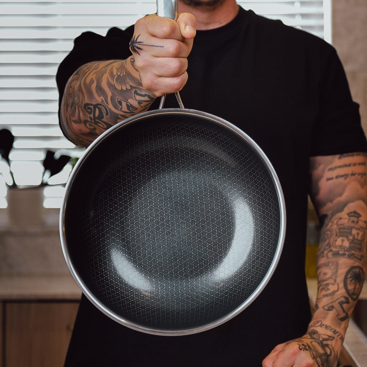 Tomi Björck ja hybridi-wok Ø28 cm