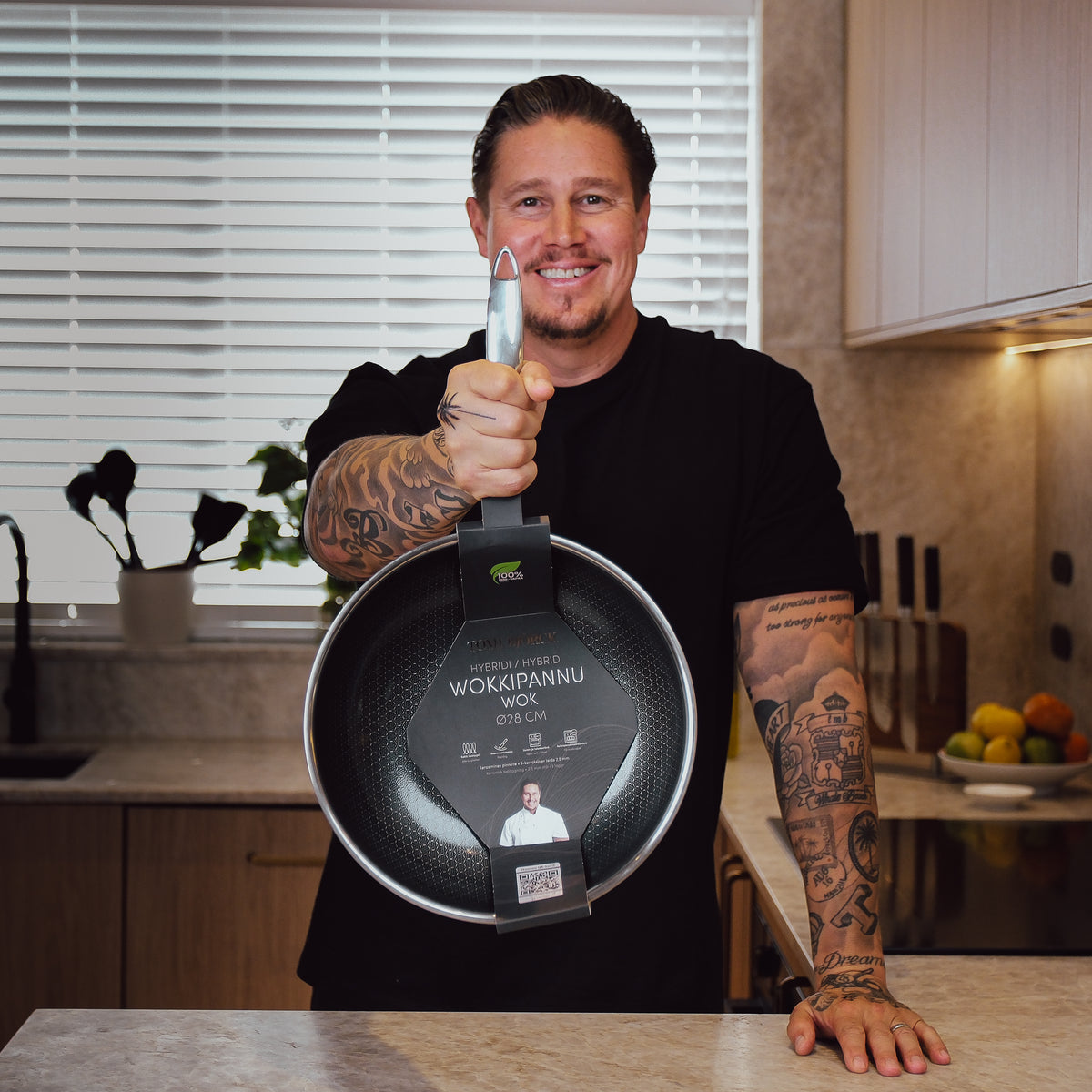 Tomi Björck wokkaa hybridi-wokilla Ø28 cm